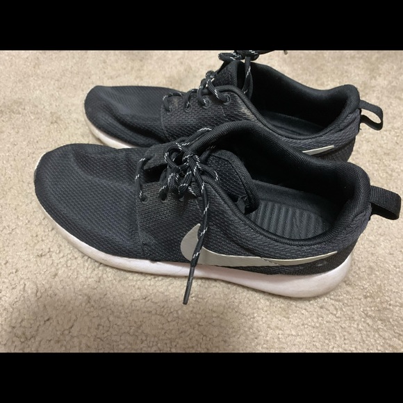 Nike Shoes - Nike Roshe Run